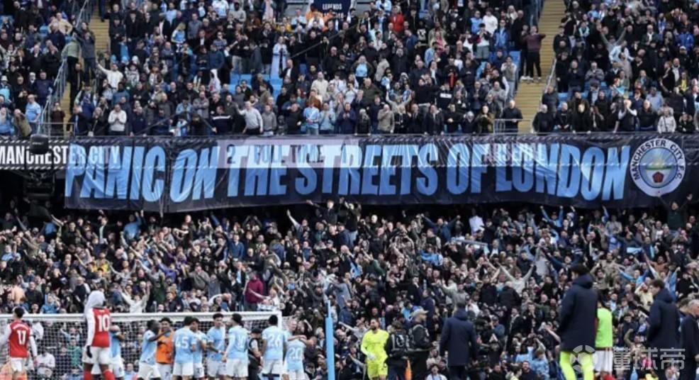 少赛1轮仅落后阿森纳3分，曼城球迷拉横幅：伦敦街头陷入恐慌